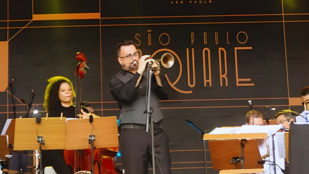 Apresentação de música ao vivo da São Paulo Big Band em um festival cultural